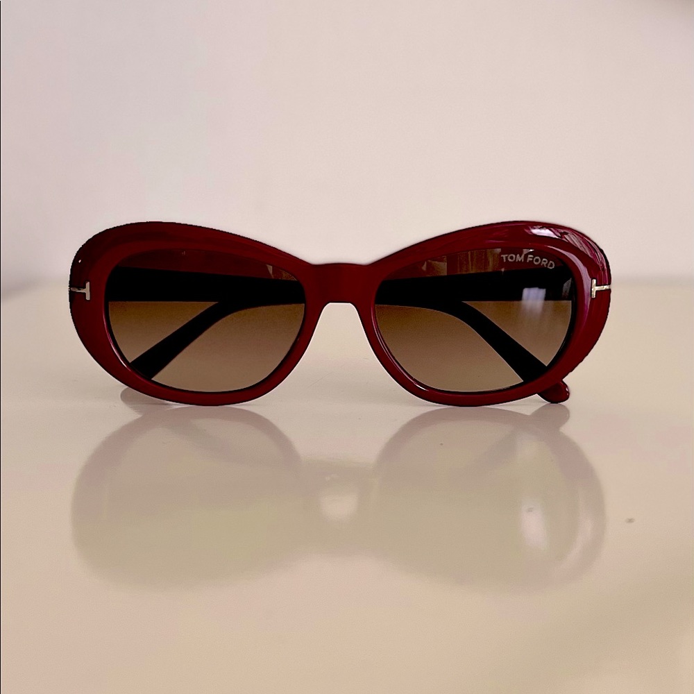 Tom Ford Sunglasses
Dark red/ Cherry color